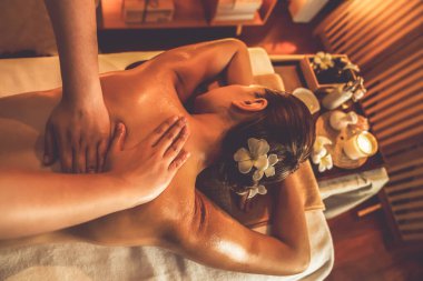 Üst düzey kadın müşteri stres önleyici spa masajından zevk alıyor ve lüks otel ya da otelde sıcak mum ışığında güzellik teniyle eğleniyor. Sessiz.