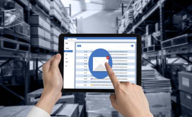 Bilgisayar ekranında rahatça görünen e-posta bildirim iletisi. Dijital pazarlama iletisi bilgi metni iş dünyasından müşteriye