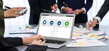 Analizci ekibi yaratıcı ve analitik beyin fırtınası fikri için bilgisayar ekranında BI veri paneli olan yapışkan bir not kullanıyor. Pazarlama stratejisi için finansal veri görselleştirme teknolojisini analiz et. Dahi.