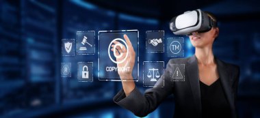 Sanal gerçeklik gözlüğü takan bir kadın modern ofis ortamında sanal telif hakkı sembolleri ve yasal simgelerle etkileşime girer ve dijital yenilikler sergiler. XDMCP