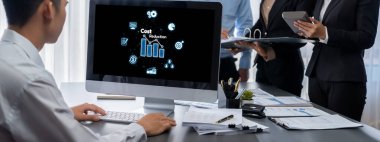 Maliyet düşüşü, bilgisayar ekranında görülen maliyet tasarrufu kavramı, kurumsal işletmeler gereksiz harcamaların azaltılması yoluyla maliyet ve şirket kaynaklarını etkili bir şekilde tasarruf eder