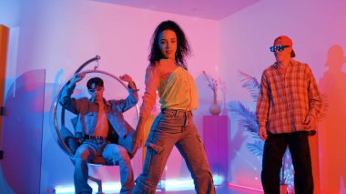 Çekici mutlu dansçı kameraya bakarken zeki kadın neon ışıkla kafiyeli hareket ediyor. Profesyonel İspanyol şarkıcı çeşitli arkadaşlarıyla renkli kıyafetler giyerken break dans yapıyor. Mutluluk.