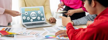 Öğrencilere internet ağında canlı çalışabilmeleri için yazılım içeren e-öğrenme web sitesi