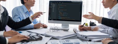 İş zekası ve veri analizi kavramı. Analizci ekibi laptop ekranında finansal veri analizi üzerinde çalışıyor. Etkili iş stratejik planlama için pazarlama göstergesi olarak. İçgörü