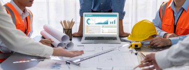 Hesap tablosu bilgi finansal başlangıç kavramı. Çevrimiçi analiz projesi için hesap tablosu belgelerinde veri ve grafikler