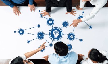 Çeşitli takımlar, yapay zeka kavramları etrafında beyin fırtınası yaparak bağlantıları gösteren dijital bilgilerden yararlanıyor. Modern bir çalışma alanı yaratıcılığı ve işbirliğini teşvik eder. Dostluk