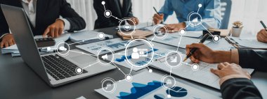 Dinamik bir iş ekibi, etkili pazarlama stratejileri formüle etmek ve büyümeyi hızlandırmak için teknoloji ve veri analiz araçlarını kullanan modern bir ofis ortamında işbirliği yapmaktadır. Dostluk