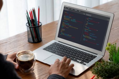 Model uygulama ve program kodlaması için bilgisayar ekranında yazılım geliştirme programlama