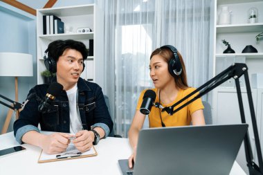 Gülümseyen radyo etkili sunucular, kulaklık takarak sosyal medya kanalından canlı yayın yapıyorlar ve sabah saatlerinde stüdyo kaydında dinleyicilere konu ve dizüstü bilgisayar üzerinden konuşuyorlar. İnfobahn.