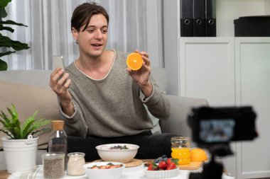 Akıllı beslenme yayın kuruluşu, taze yoğurt sosu, meyve suyu ve portakal suyu içeren sağlıklı besin seçimi sunarak, her öğünde vitamin ve lif kullanımını açıklıyor. Bireysel.