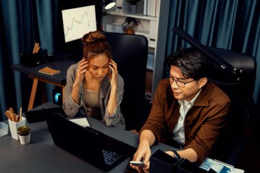 Modern ofiste gece geç saatlerde e-posta verilerini kontrol etmek için sekreterli cep telefonu müşterisine odaklanan satış müdürünün ciddi yüzü. Aşırı çalışan problem projesi kavramı. İnfobahn.