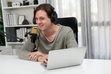 Sunucu kanalı, gülümseyen akıllı yayıncı kaydı, senaryosu ve akıllı telefonuyla sosyal medyada sohbet programı, kulaklık takarak modern ev stüdyosundaki video flamalarını kaydediyor. Bireysel.