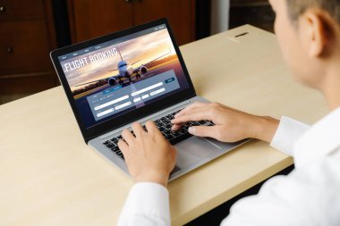 Online uçuş rezervasyon sitesi mod rezervasyon sistemi sağlar. Seyahat teknolojisi kavramı .