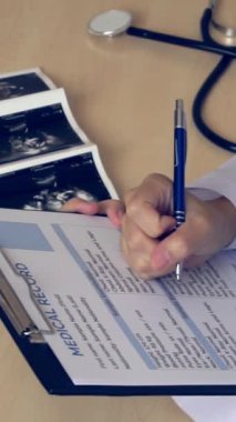 Mutlu hamile kadın, jinekolog doktoru hastanede ya da klinikte hamilelik danışmanlığı için ziyaret ediyor. Doktor, bebek ve anne sağlığı kontrolü için hamile karnı muayene ediyor. Jinekoloji konsepti.