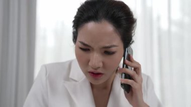 Borç ve ekonomik zorluklardan bunalmış, stresli bir iş kadını telefona sarılıp banka ya da üniversitelerle sözleşme imzaladı. İflas riskiyle birlikte gecikmiş fatura bildirimi. Canlılık