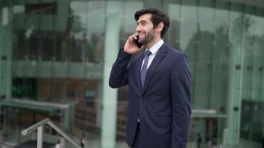 Kafkasyalı yetenekli bir proje yöneticisi. Bulanık geçmişiyle şehirde yürürken telefonla konuşuyor. Akıllı telefon kullanan yetenekli bir işadamı bulanık geçmişi olan bir proje yöneticisiyle konuşuyor. Sevinçli..