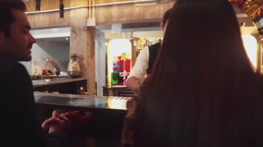 Lüks barlarda cin kokteyli ya da tonik servisi yapan zeki barmenlere odaklanmak, sıcak gece kulübünün arka planında VIP müşteri çiftiyle canlı sohbetler yapmak. Vinosity.