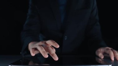 İş adamı, QC ve QA standartlarının karşılandığından emin olmak için katı kalite güvencesi protokolleri uyguluyor. Kalite güvencesi ile sertifikalı ürün mükemmelliğine ulaşmak. Kullanıcı Kimliği