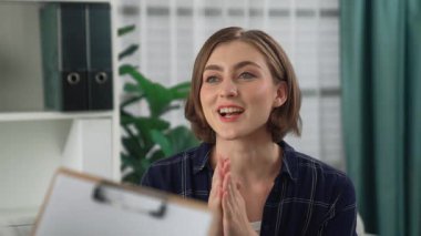 Mutlu hasta ve psikolog klinikte olumlu duygularla zihinsel sağlık sohbetlerini paylaşırken aynı zamanda klinikteki psikologlara başarılı bir iş ve hayatı açıklıyorlar.