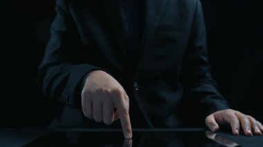 İş adamı, QC ve QA standartlarının karşılandığından emin olmak için katı kalite güvencesi protokolleri uyguluyor. Kalite güvencesi ile sertifikalı ürün mükemmelliğine ulaşmak. Kullanıcı Kimliği