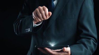 Verimli çalışma süreçleri için çevrimiçi belge dizinlerini yöneten iş adamı. Tüm önemli çevrimiçi belgelerinize kolayca güvenli ve hızlı bir şekilde erişim sağlayın. Kullanıcı Kimliği