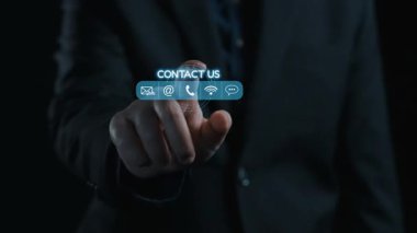 Pürüzsüz ve modern bir iletişim arayüzü, iş ve teknoloji uygulamaları için ideal, karanlık bir zemin üzerine kurulmuş çeşitli iletişim simgelerini görüntüler. Dörtgen