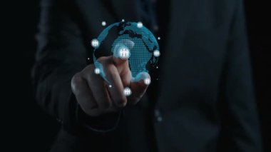 İnsanlar arasında dijital bağlantıları olan, modern iş iletişimini ve işbirlikçi teknolojiyi dinamik bir ortamda vurgulayan küresel bir ağın görsel temsili. Dörtgen