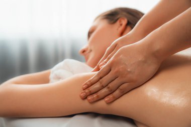 Kapalı alan kadın müşteri stres önleyici spa masajını yapmaktan zevk alıyor ve lüks otel ya da oteldeki gündüz açık hava güzellik salonunda güzellik teniyle eğleniyor. Sessiz.