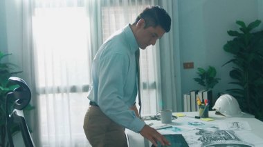 Akıllı mühendisin yukarıdan aşağıya hava görüntüsü türbin motor yapısı ile ilgili belgeye bakarken tablet ekran elektrik jeneratörüne bakar. Jet motorunu düşünen zeki bir teknisyen. Hizalama.