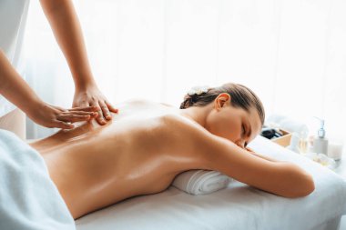 Kafkasyalı kadın müşteri stres önleyici spa masajının keyfini çıkarıyor ve lüks otel ya da oteldeki gündüz açık ortam güzellik salonunda güzellik teniyle eğleniyor. Sessiz.