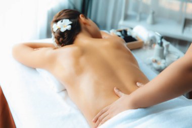 Kafkasyalı kadın müşteri stres önleyici spa masajının keyfini çıkarıyor ve lüks otel ya da oteldeki gündüz açık ortam güzellik salonunda güzellik teniyle eğleniyor. Sessiz.