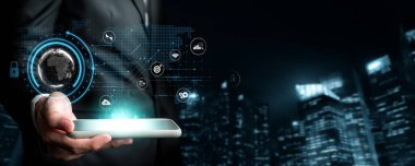 İş adamı, tahmin edilen büyük veri modellerinden gerçek zamanlı analizlere uzanan eğilimleri ve görüşleri ortaya çıkarmak için veri analizlerini derinlemesine inceleyerek, veri güdümlü kararların analitik endüstrileri nasıl ileri götürdüğünü öğrenir Faas