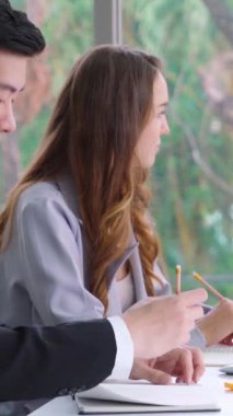 Zeki iş adamı ve iş kadını modern ofis içinde grup toplantılarında konuşuyorlar. İş ortaklığı stratejik planlama ve iş arkadaşlarının beyin fırtınası.