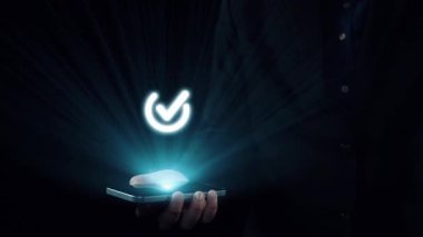 İş adamı, QC ve QA standartlarının karşılandığından emin olmak için katı kalite güvencesi protokolleri uyguluyor. Kalite güvencesi ile sertifikalı ürün mükemmelliğine ulaşmak. Kullanıcı Kimliği