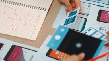 UX geliştiricisinin panorama videosu veya şirket tasarım kullanıcı arayüzü veya mobil uygulama için UI prototipi veya akıllı telefondan yazılım gösteren web sitesi yazılımı. Sinerjik