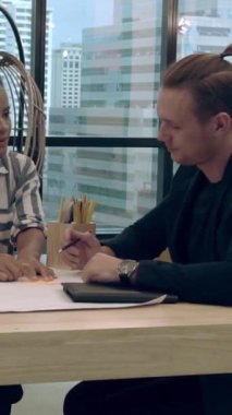 Yaratıcı iş adamları modern işyerindeki ofis masasında sohbet ediyorlar. Şirket uluslararası iş kavramı.