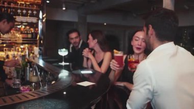 Kokteyl palomasıyla kadeh kaldıran bir çift ve lüks bir barda, canlı sohbetlerde eski moda arkadaşlarıyla Margarita içerken canlı bir gece kulübünde özel bir partiyi kutlayan bir çift. Vinosity.