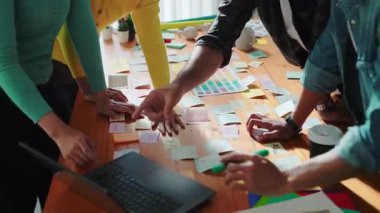 Yetenekli tasarımcı görüşü logo tasarımı ve yazma konsepti için beyin fırtınası fikri. Yapışkan notları paylaşarak insanların iş görüşü tartışır ve konuşur. Sempozyum.