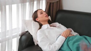 Çömelmiş yatmakta olan genç bir kadın hasta ofiste zihinsel tedavi sırasında travmatik bir olay, endişe ve akıl hastalığından psikiyatriste duygu salıyor. Psikolojik danışma seansı. Düzenle
