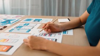 UX geliştiricisinin panorama videosu veya şirket tasarım kullanıcı arayüzü veya mobil uygulama için UI prototipi veya akıllı telefondan yazılım gösteren web sitesi yazılımı. Sinerjik