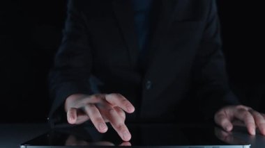 Karanlık bir ofiste çalışan bir işadamı, modern işletmeler için teknoloji ve iş stratejilerindeki yenilik ve büyümeyi temsil eden holografik bir roketle meşgul oluyor. Dörtgen