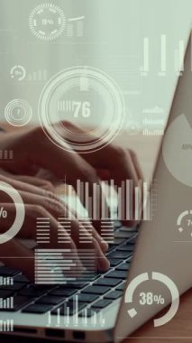 İş adamı, pazarlama stratejisi ve müşteri ilişkileri yönetimi için iş veri analizini analiz etmek için yetenekli dizüstü bilgisayar kullanır