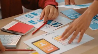 Mobil uygulama ya da web sitesi için kullanıcı arayüzü prototipi planlayan şirket çalışanlarının panorama videosu. UX UI tasarım beyin fırtınası kullanıcı dostu arayüz planı tasarlıyor. Sinerjik