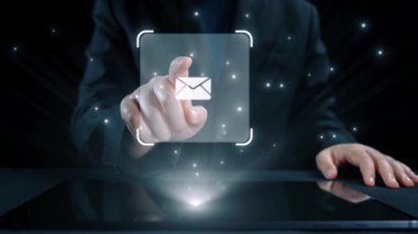 İş adamı e-posta kutusunu kontrol ediyor, daha iyi verimlilik için mesajları düzenliyor ve önceliklerini belirliyor. Etkili iletişim için akıllı e-posta teknikleri öğren. Kullanıcı Kimliği