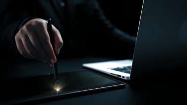 İş adamı, stratejik kararlar için değerli verileri çıkartarak arama motoru araştırması yapıyor. Kapsamlı araştırma ve SEO veri analizi için arama motorları kullanılıyor. Kullanıcı Kimliği