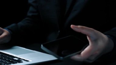 Yapay zeka mühendisliği, büyük veri ve yapay zeka makinesi kavramında yapay zeka beyin işlemcisiyle iş desteği için üretken yapay zeka kullanmayı öğrenen insan etkileşimi. Kullanıcı Kimliği