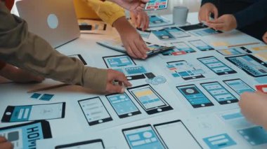 Mobil uygulama tasarımı konusunda çeşitli profesyonellerden oluşan bir grup, aktif olarak kullanıcı arayüzü düzeni oluşturmakla ve dinamik bir çalışma alanında yenilikçi fikirler paylaşmakla meşgul. SACTR