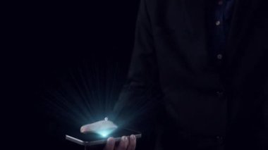 Bir el, teknolojinin yönlendirdiği bir dünyada dijital pazarlamaya ve iş büyümesine odaklanmış bir yaklaşımı temsil eden akıllı telefonu okla gösteren bir hedef olarak tutuyor. Dörtgen