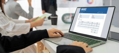 Muhasebe uygulamasından gelen fatura bilgisayar ekranında. Şirket işlerinin finans ve bütçesi için bilgisayar programı. Rahatça..