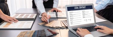 Dijital yasal sözleşme, bilgisayar ekranındaki koşulları ve şartları, gelecekteki ticari hareketlilik anlaşması için çevrimiçi dijital imzaya hazır hale getirir.
